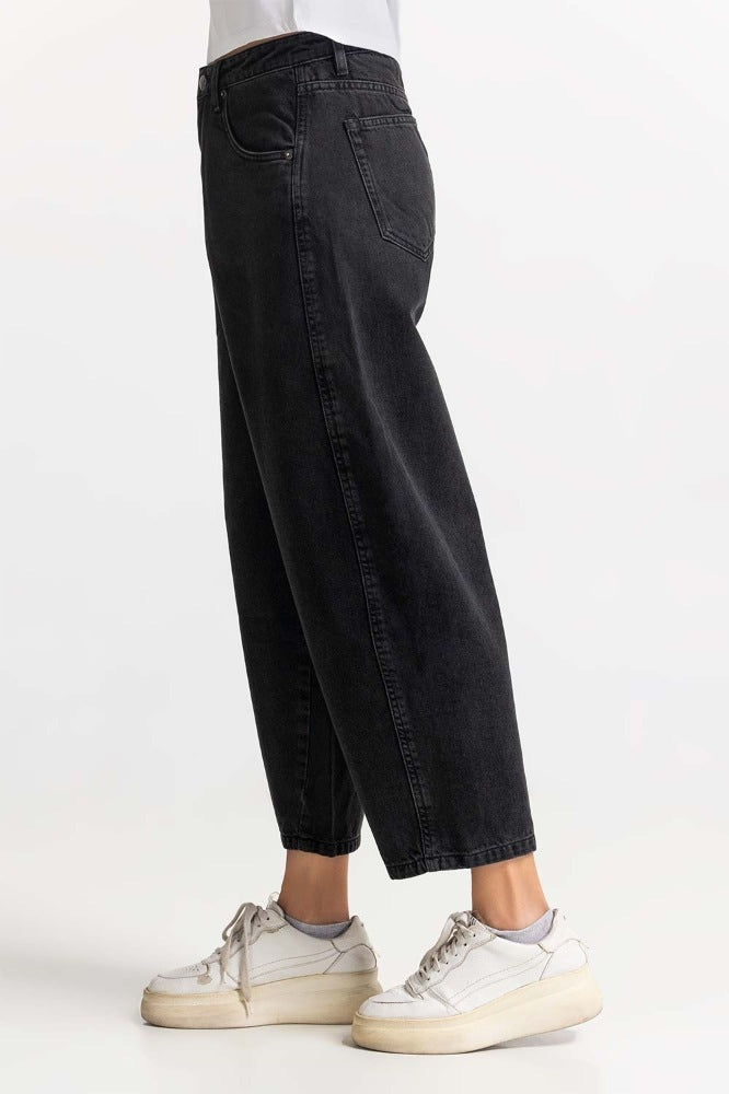 https://cdn.shopify.com/s/files/1/0706/3253/8159/files/black_denim_jeans_wm-jns-ss24-009_4.jpg?v=1758455351