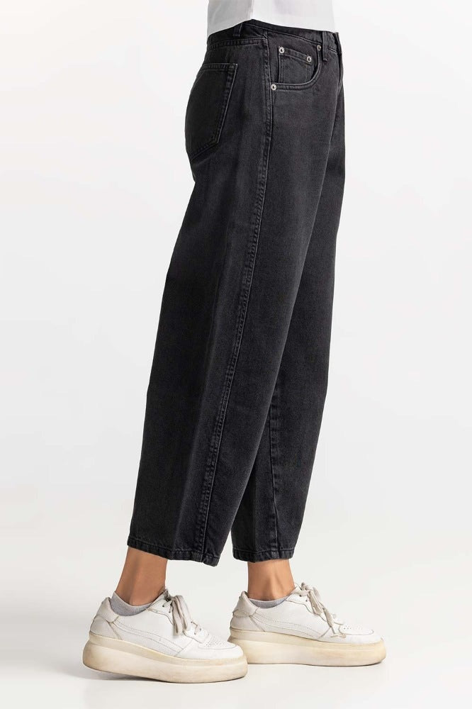 https://cdn.shopify.com/s/files/1/0706/3253/8159/files/black_denim_jeans_wm-jns-ss24-009_6.jpg?v=1758455350