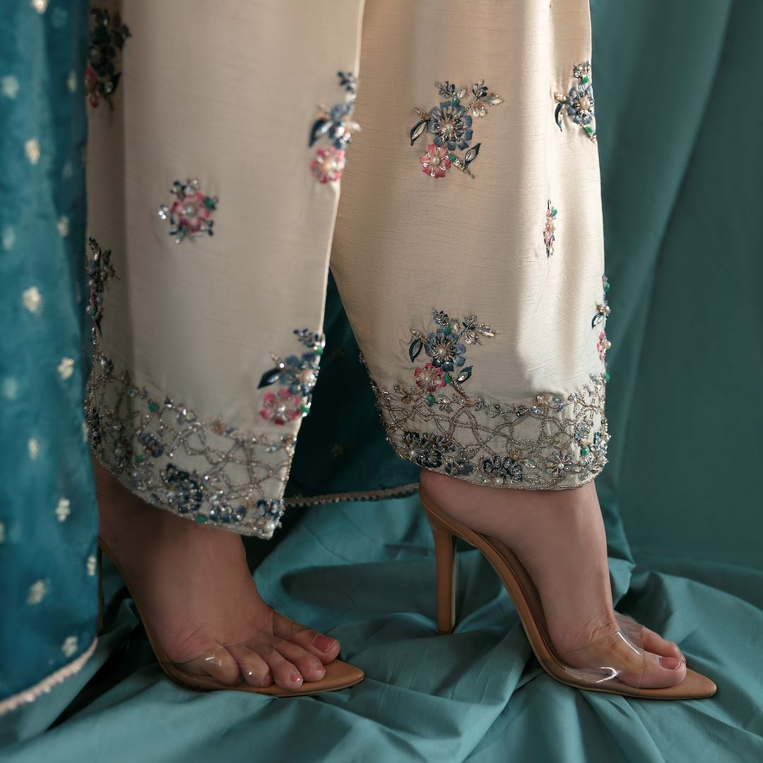 https://cdn.shopify.com/s/files/1/0923/1931/8403/files/dahlia-festive-edit24-by-alizay-saad-605159_17edefa2-2b80-467e-81ad-f3c39ad0f3c6.jpg?v=1756725119