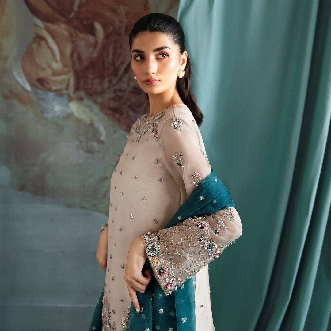 https://cdn.shopify.com/s/files/1/0923/1931/8403/files/dahlia-festive-edit24-by-alizay-saad-717404_7b9d621f-60ec-4c1b-81f8-2449f57810ee.jpg?v=1756725119