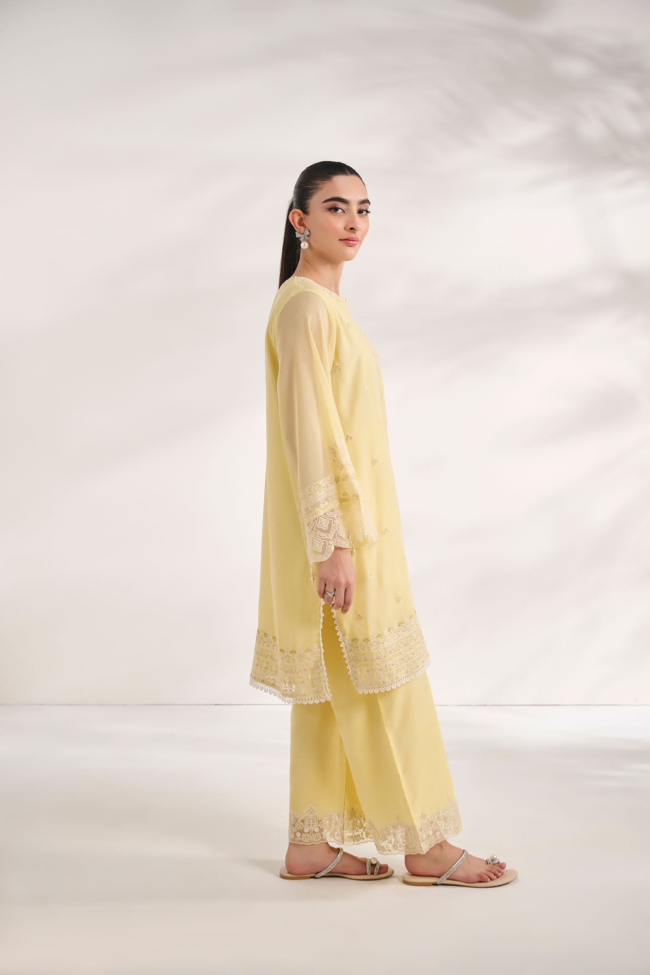 https://cdn.shopify.com/s/files/1/0587/3080/7460/files/dhanak-e-com-18-oct-2441576.jpg?v=1736485531