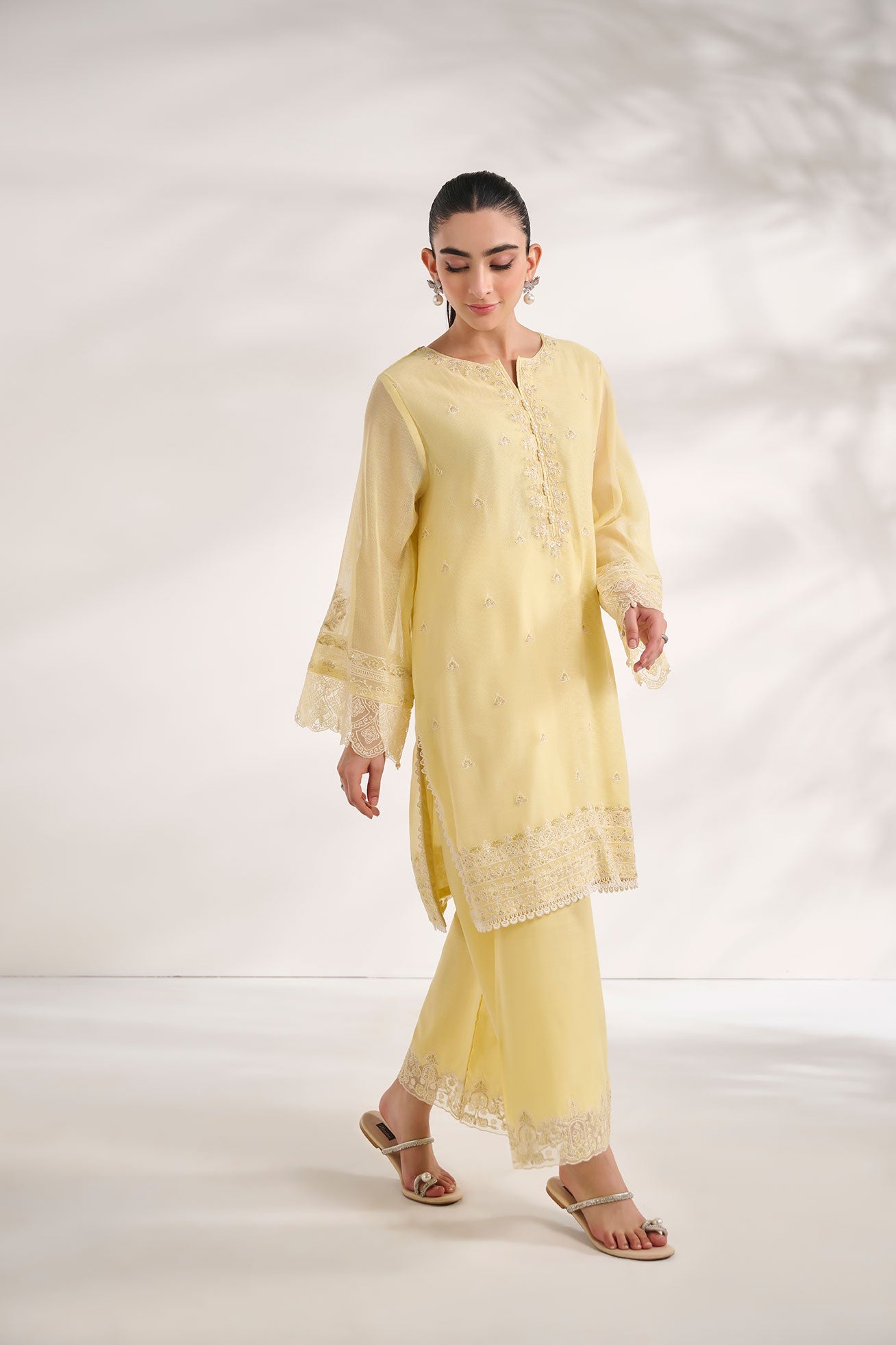 https://cdn.shopify.com/s/files/1/0587/3080/7460/files/dhanak-e-com-18-oct-2441583.jpg?v=1736485531