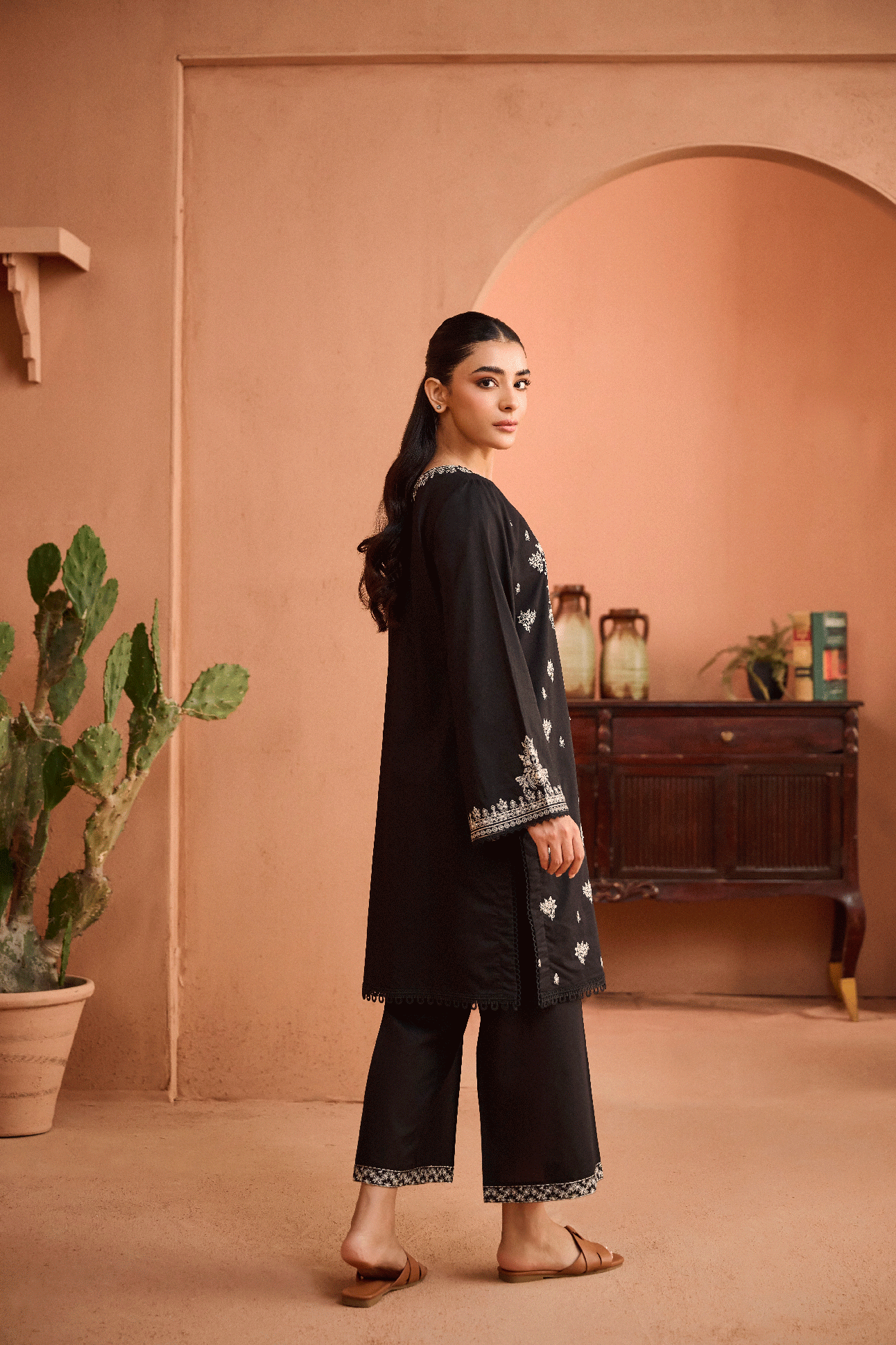 https://cdn.shopify.com/s/files/1/0587/3080/7460/files/dhanak-moharram33676.gif?v=1736414199