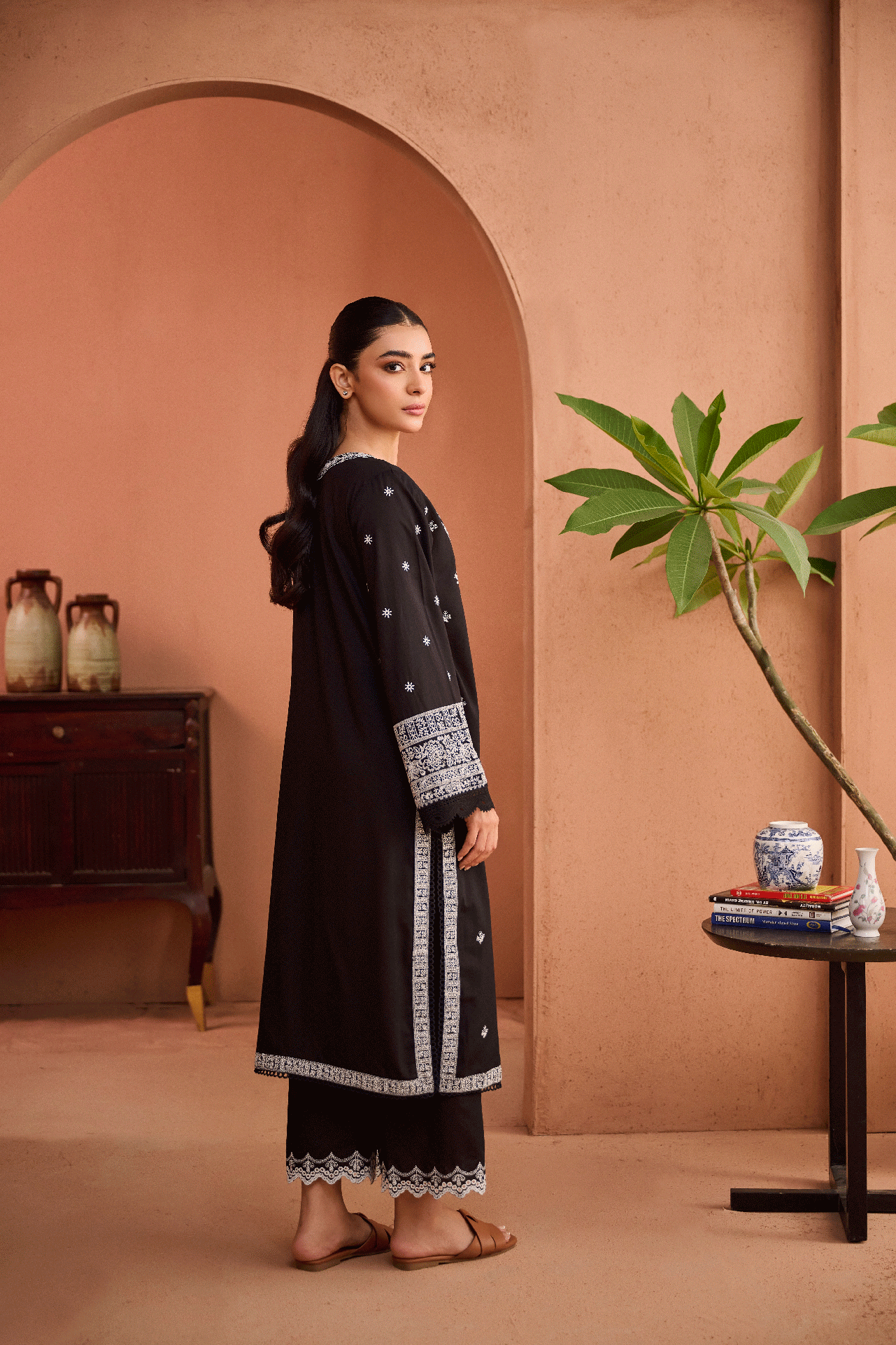 https://cdn.shopify.com/s/files/1/0587/3080/7460/files/dhanak-moharram33841.gif?v=1736414201