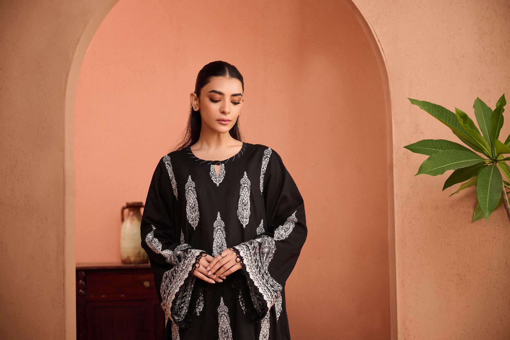 https://cdn.shopify.com/s/files/1/0587/3080/7460/files/dhanak-moharram33913.gif?v=1736414172