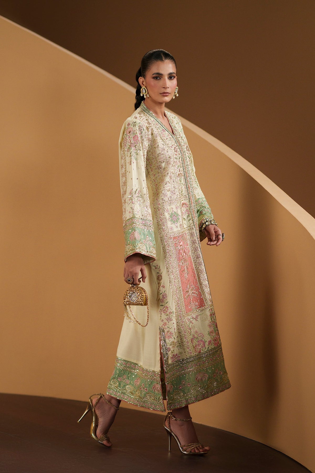 Ethnc – Antique White Embroidered Kaftan Style