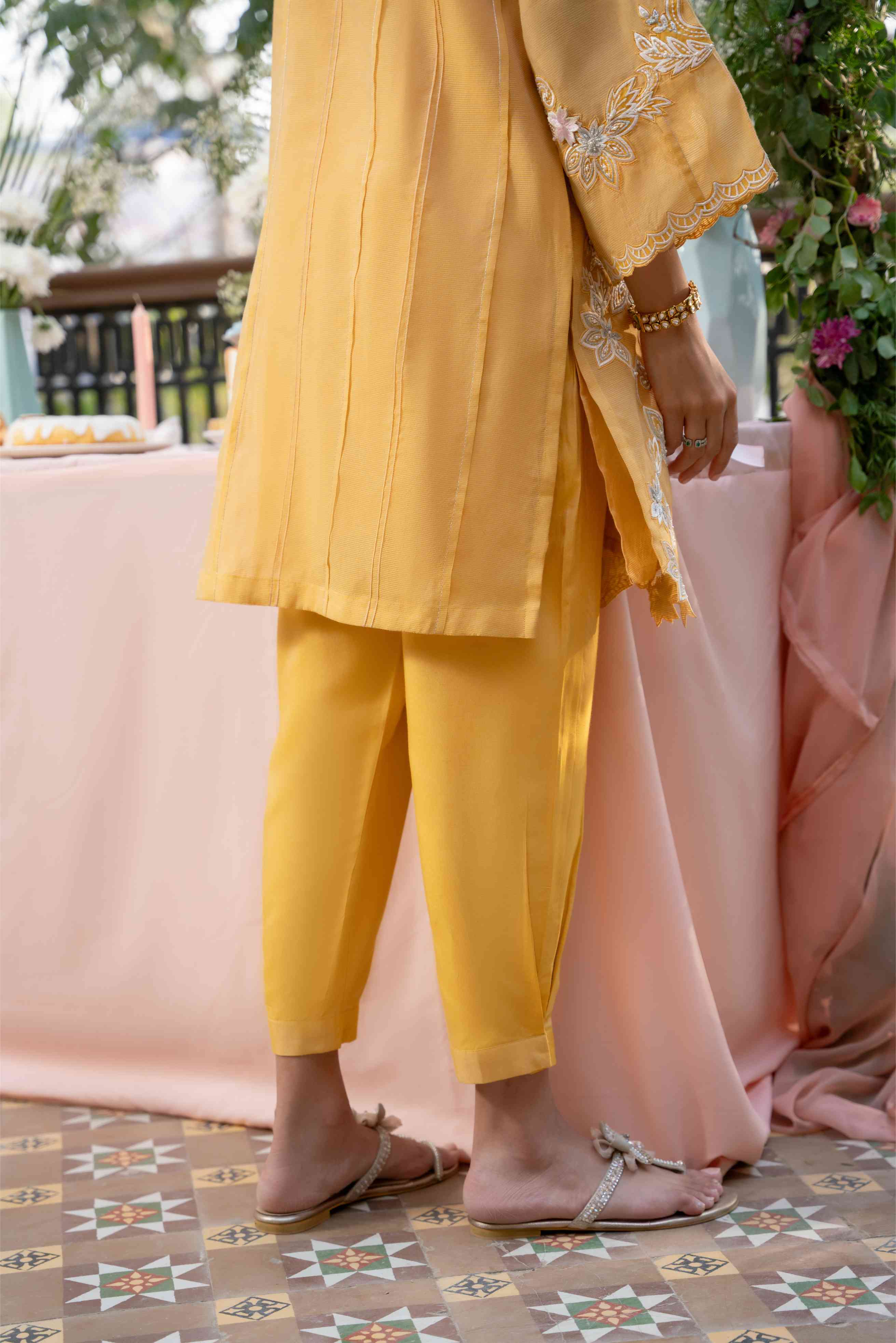 https://cdn.shopify.com/s/files/1/0663/9616/0233/files/honeygold_8.jpg?v=1772120475