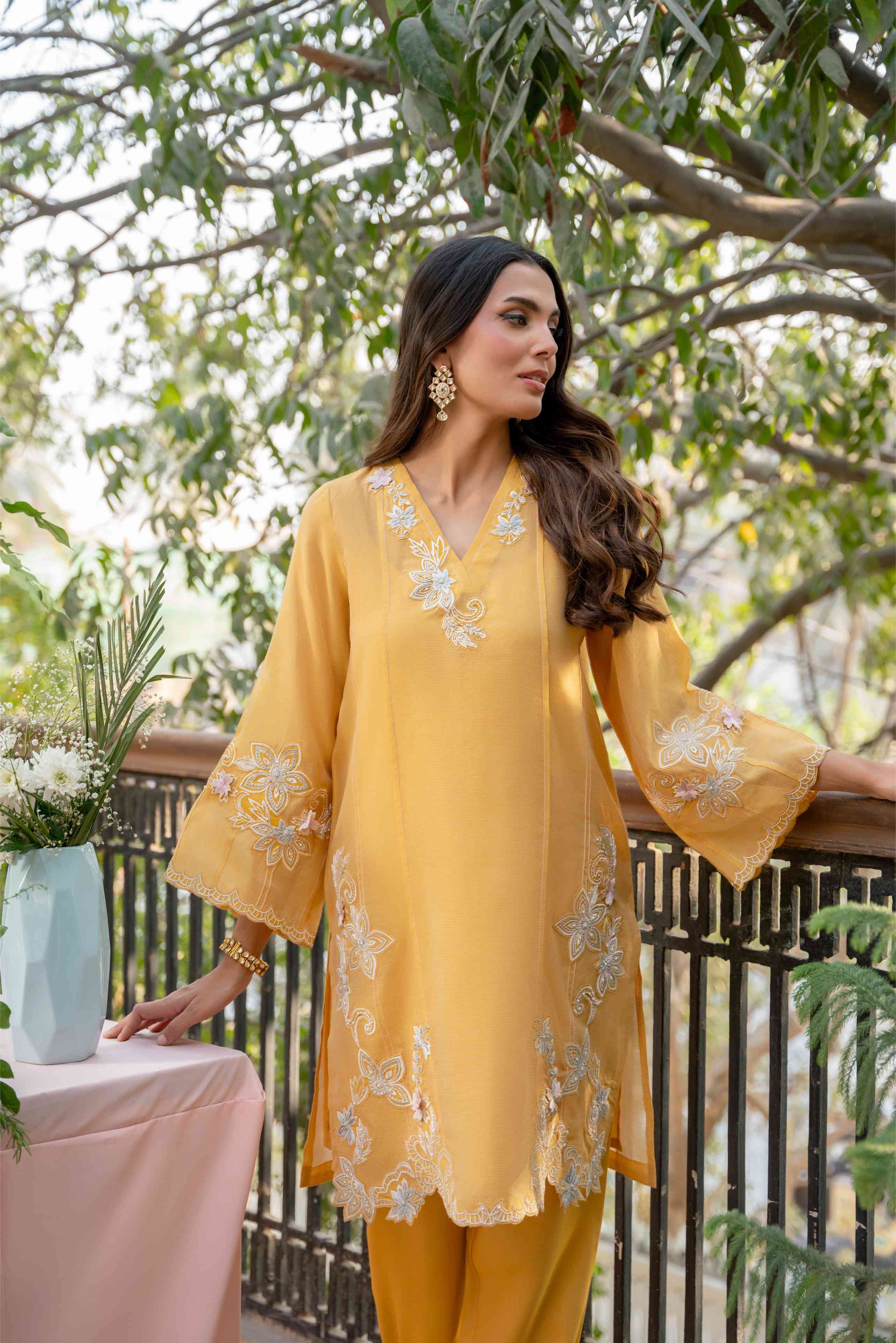 https://cdn.shopify.com/s/files/1/0663/9616/0233/files/honeygold_9.jpg?v=1772128259