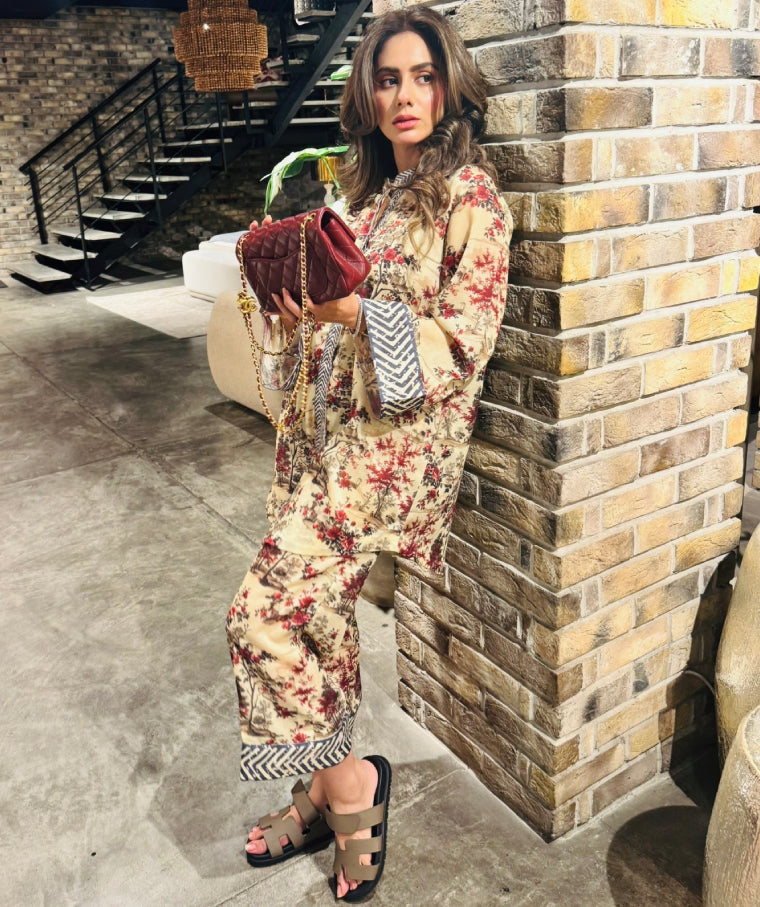 Toile Print with Red Roses