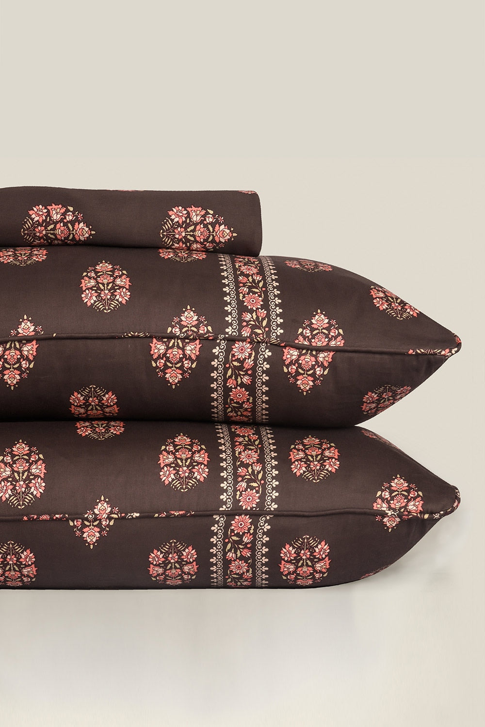 https://cdn.shopify.com/s/files/1/0706/3253/8159/files/kashida-sheet-set-gulahmed-_1.jpg?v=1758373597
