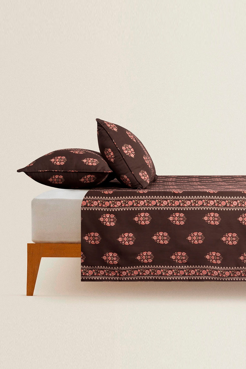 https://cdn.shopify.com/s/files/1/0706/3253/8159/files/kashida-sheet-set-gulahmed-_3.jpg?v=1758373598