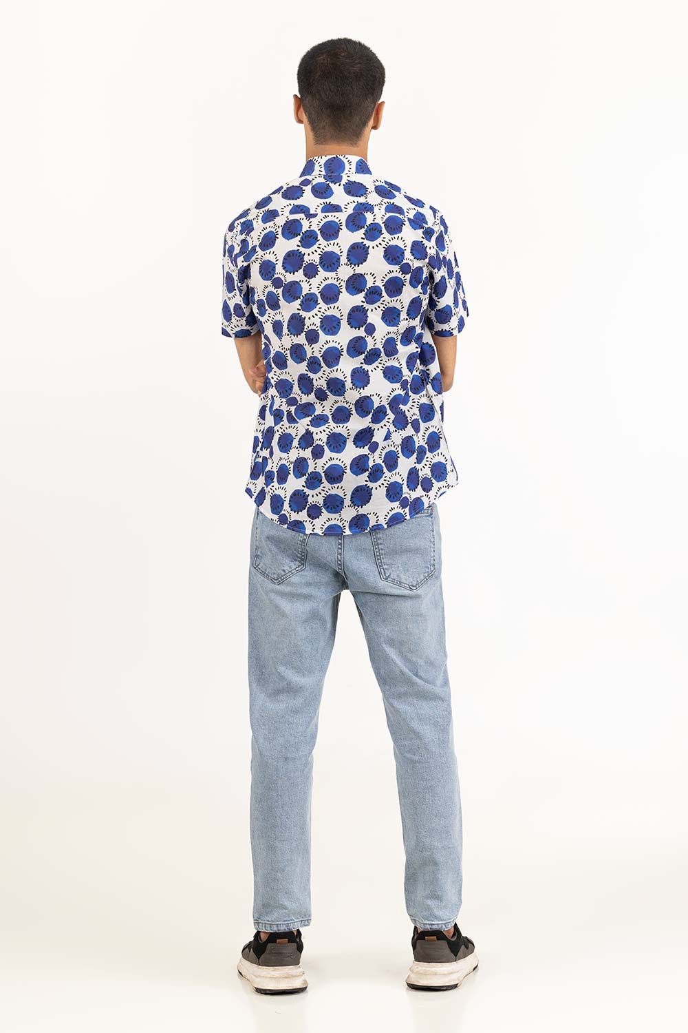 https://cdn.shopify.com/s/files/1/0706/3253/8159/files/navy_white_printed_casual_shirt_cs-prt22-003_5.jpg?v=1758454978