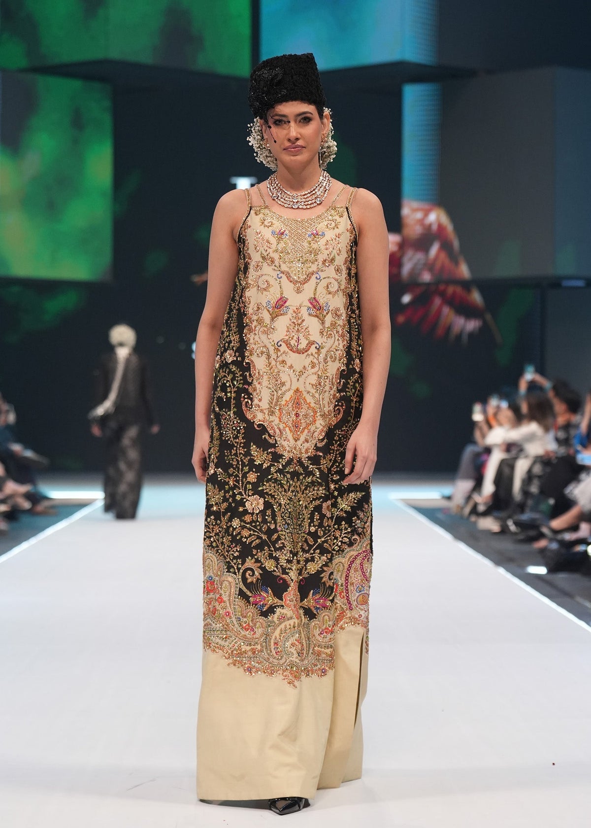 Saira Shakira – Noir Sable Style