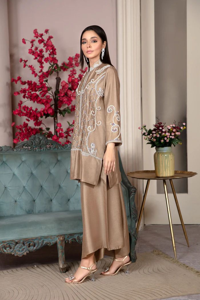 https://cdn.shopify.com/s/files/1/0923/1931/8403/files/pearly-beige-festive-edit-by-alizay-saad-250091.jpg?v=1756724915