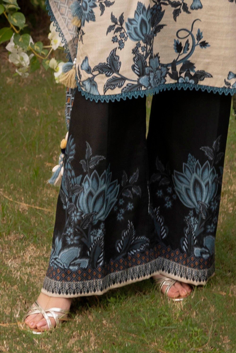 https://cdn.shopify.com/s/files/1/0706/3253/8159/files/printed-khaddar-dupatta-printed-khaddar-shirt-printed-trouser-gulahmed-k-52042-bottom_c9f4be33-aa43-41c3-aaba-fbbb7730f7e9.jpg?v=1766565793