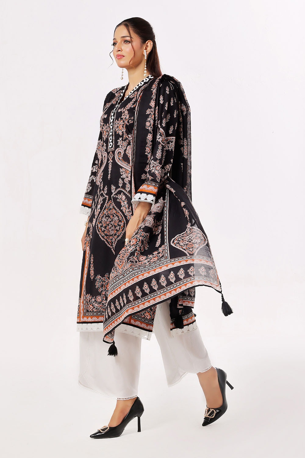 https://cdn.shopify.com/s/files/1/0706/3253/8159/files/printed-lawn-dupatta-shirt-dyed-trouser-gulahmed-clp-42178-side.jpg?v=1758380974