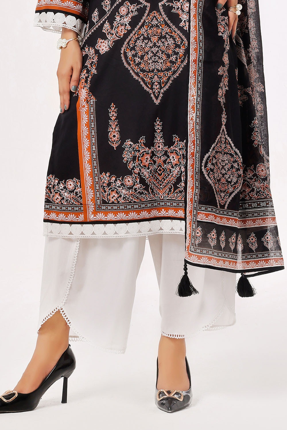 https://cdn.shopify.com/s/files/1/0706/3253/8159/files/printed-lawn-dupatta-shirt-dyed-trouser-gulahmed-clp-42178-trouser.jpg?v=1758380974
