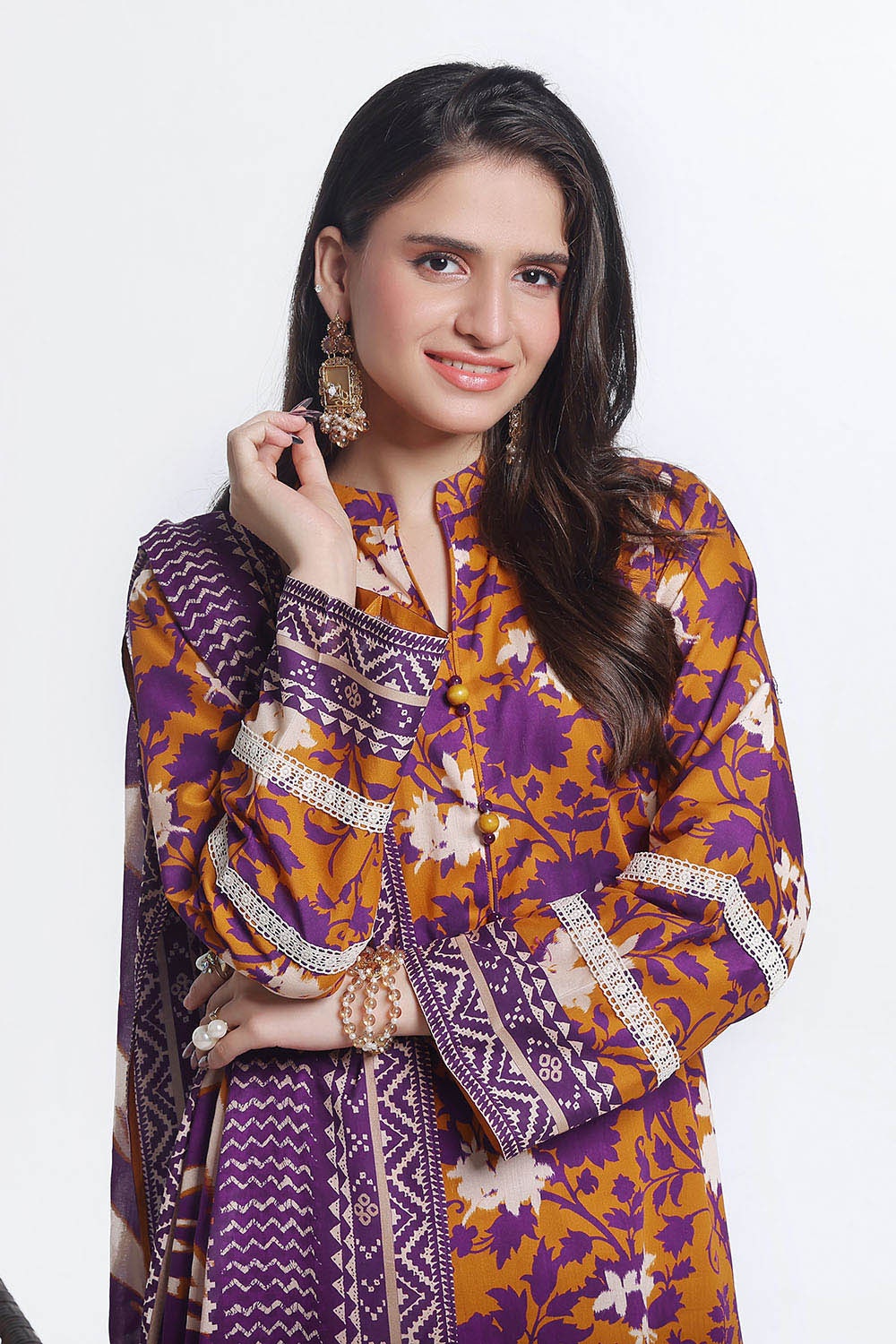 https://cdn.shopify.com/s/files/1/0706/3253/8159/files/printed-lawn-shirt-dupatta-dyed-trouser-gulahmed-clp-52086-half.jpg?v=1758381005