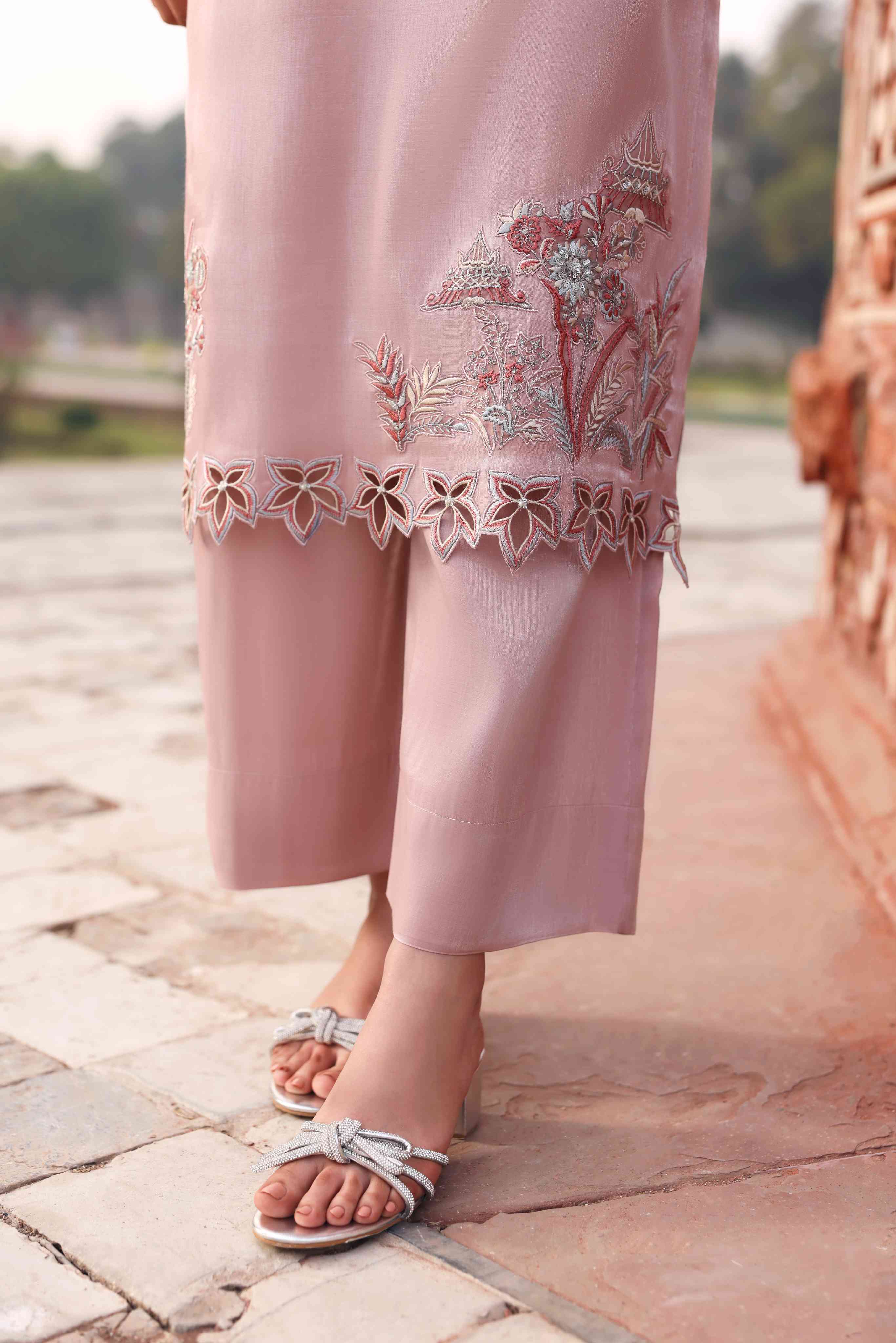 https://cdn.shopify.com/s/files/1/0663/9616/0233/files/rosetea_5.jpg?v=1771657392