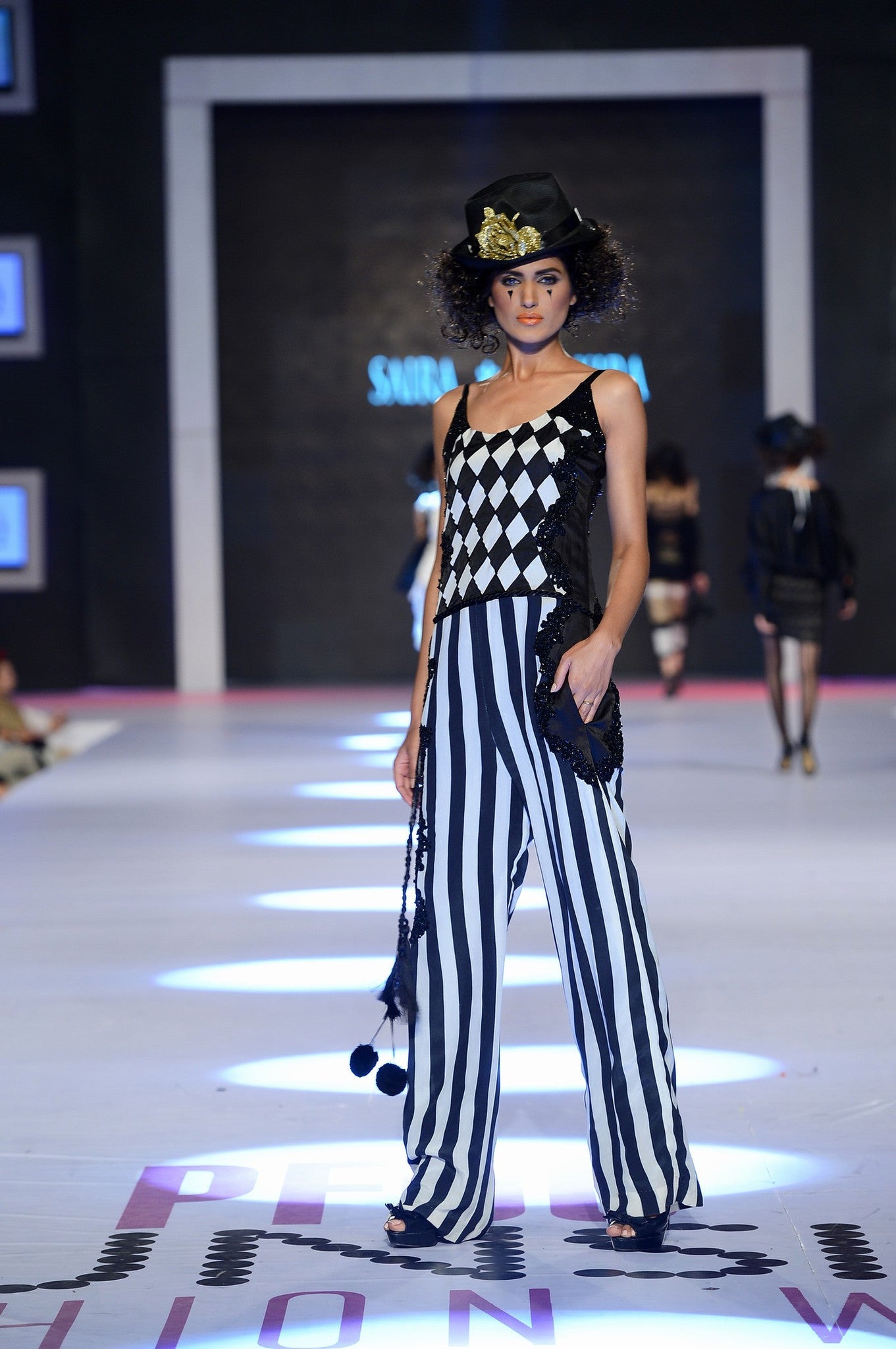 https://cdn.shopify.com/s/files/1/1625/9005/products/saira-shakira-13-4-14-312.jpg?v=1485075943