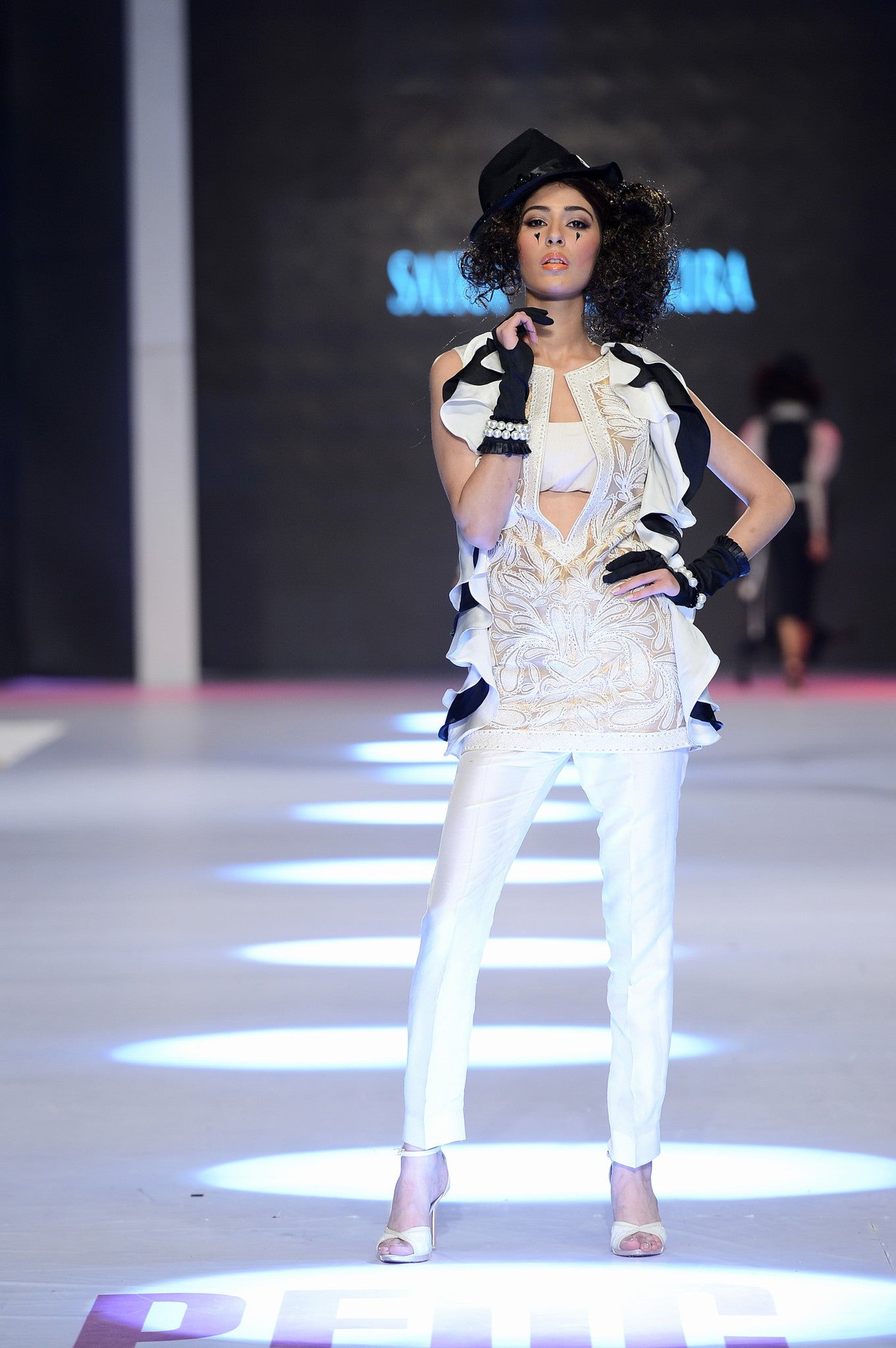 https://cdn.shopify.com/s/files/1/1625/9005/products/saira-shakira-13-4-14-494.jpg?v=1485076033