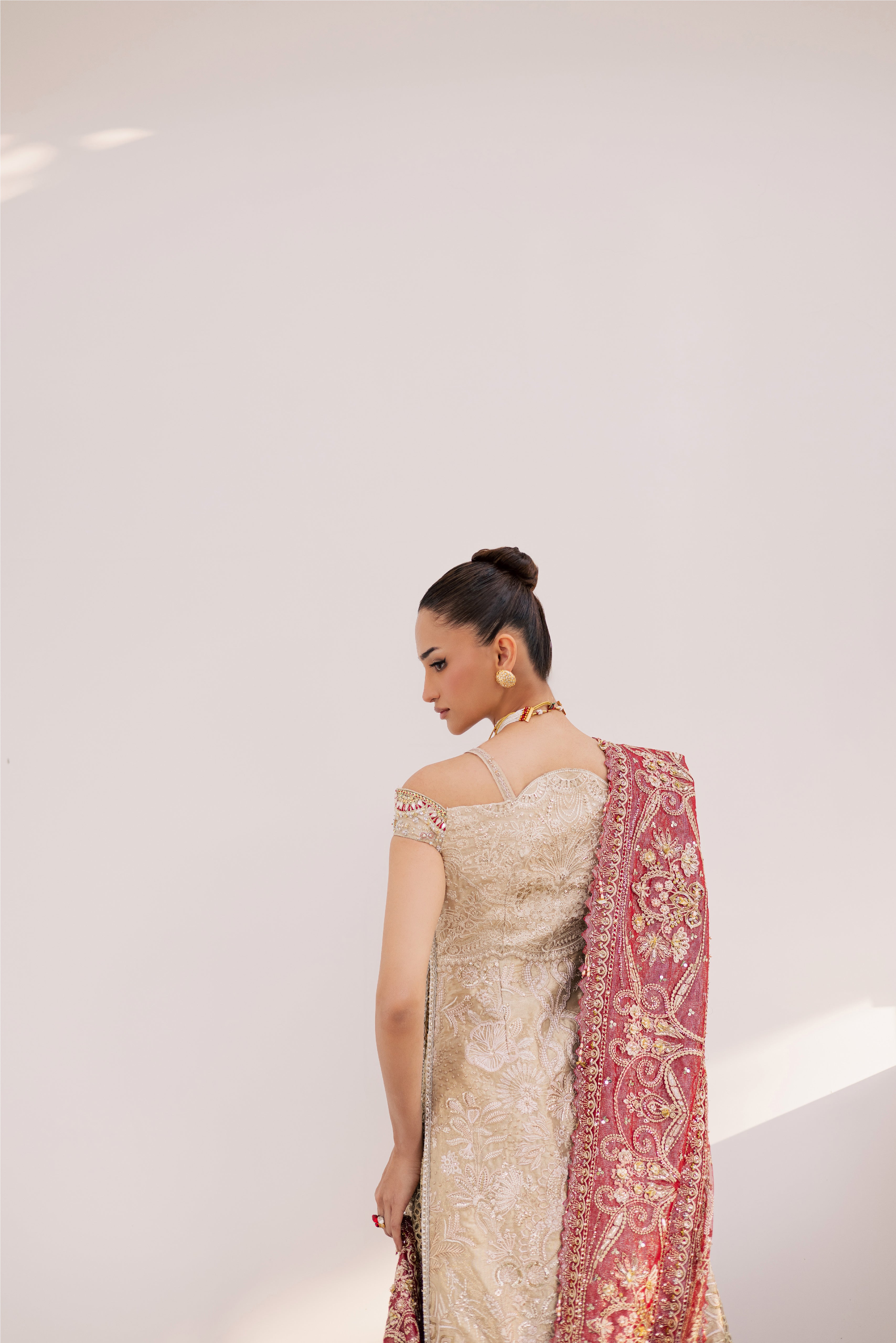 https://cdn.shopify.com/s/files/1/0523/4327/5696/files/sanya-champagne-gold-luxe-outfit-mysie-by-tahira-9.jpg?v=1762333730