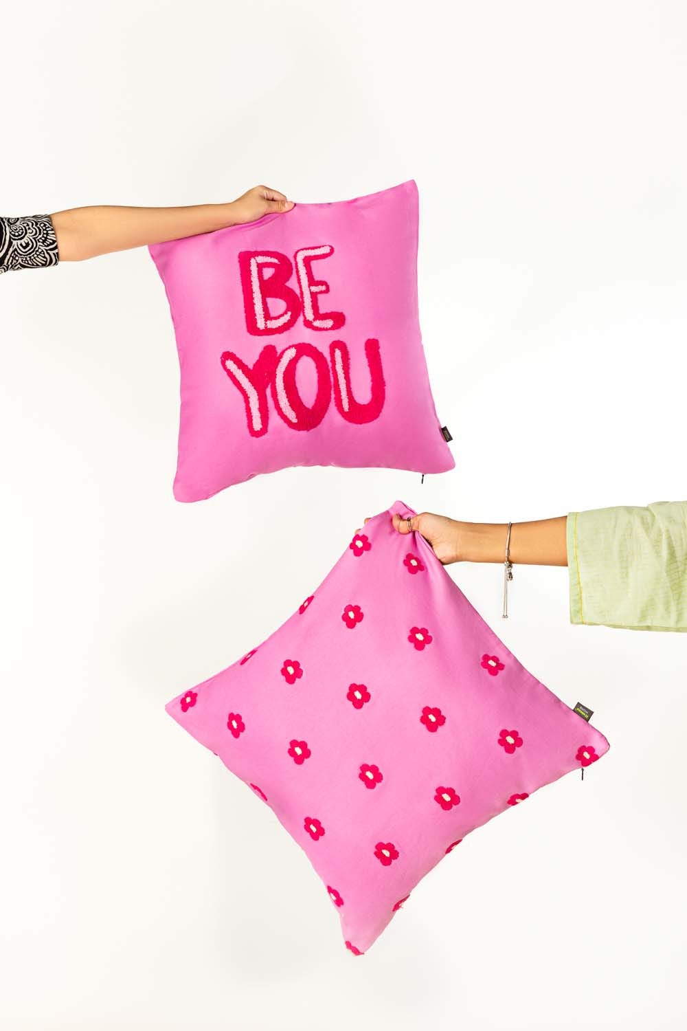 Ss25-Ec-031 Terry Embroidered Cushion Cover