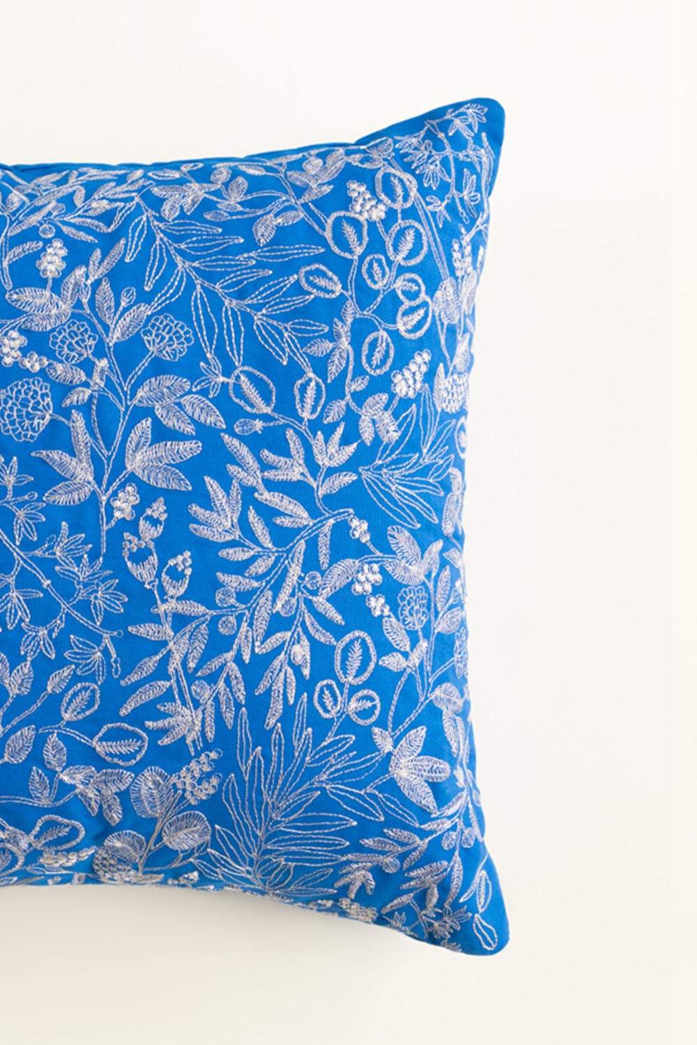 Ss25-Ec-052 Terry Embroidered Cushion Cover