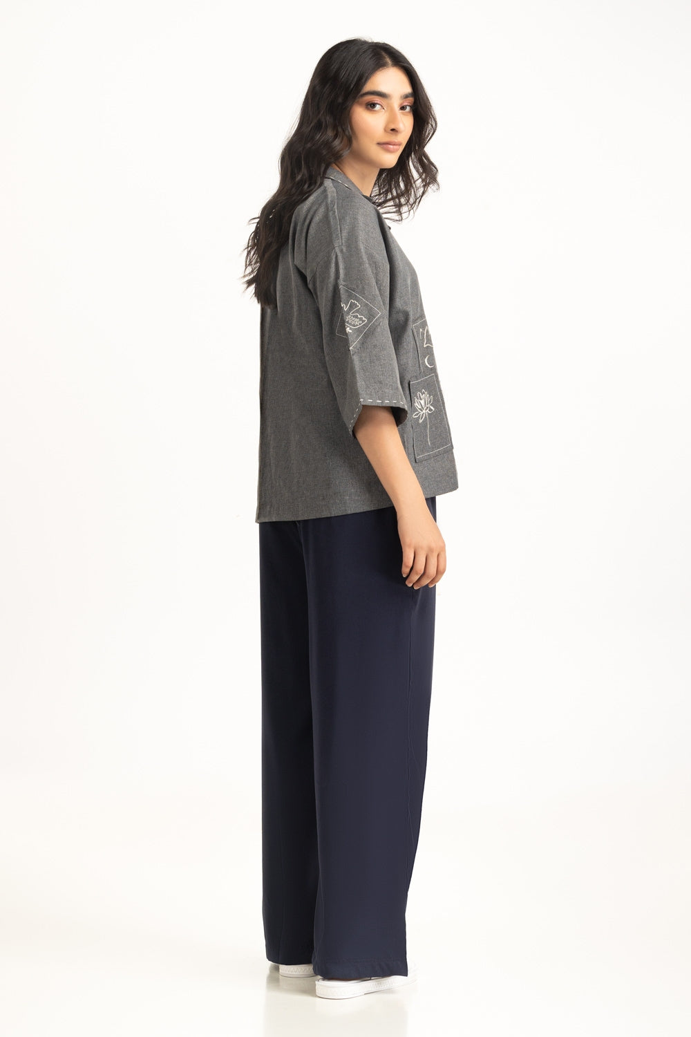 https://cdn.shopify.com/s/files/1/0706/3253/8159/files/women-casual-shirts-color-grey-blended-regular-fit-wm-cs-ss25-408-right.jpg?v=1758455969