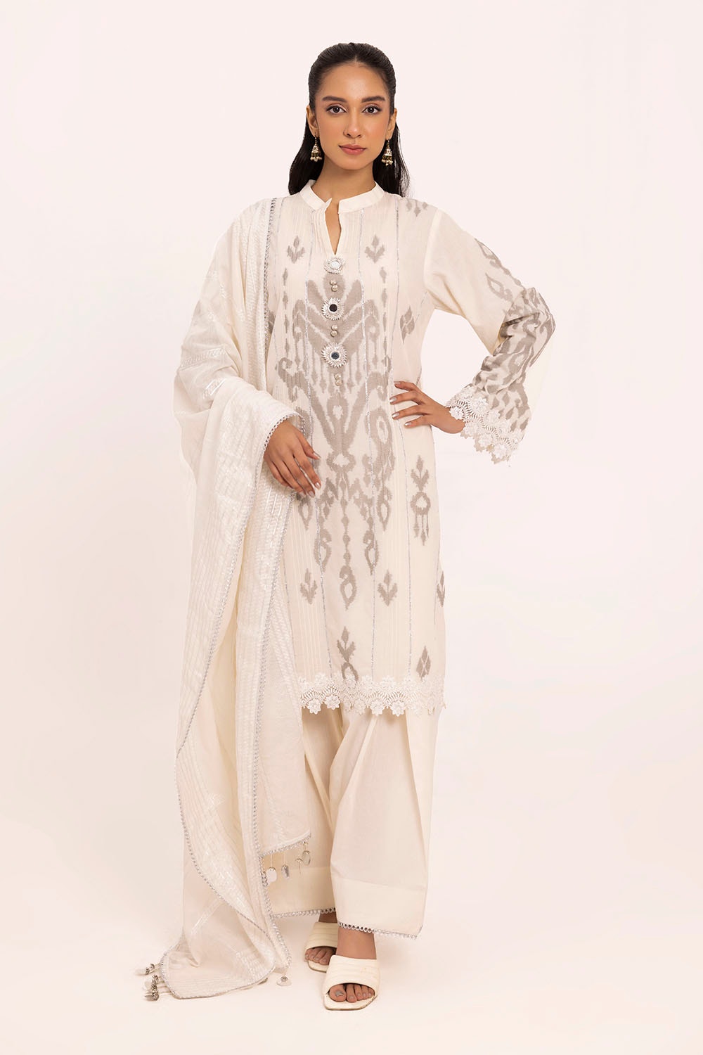 https://cdn.shopify.com/s/files/1/0706/3253/8159/files/zari-cotton-dupatta-jacquard-shirt-dyed-trouser-gulahmed-mj-52003-front.jpg?v=1758380912