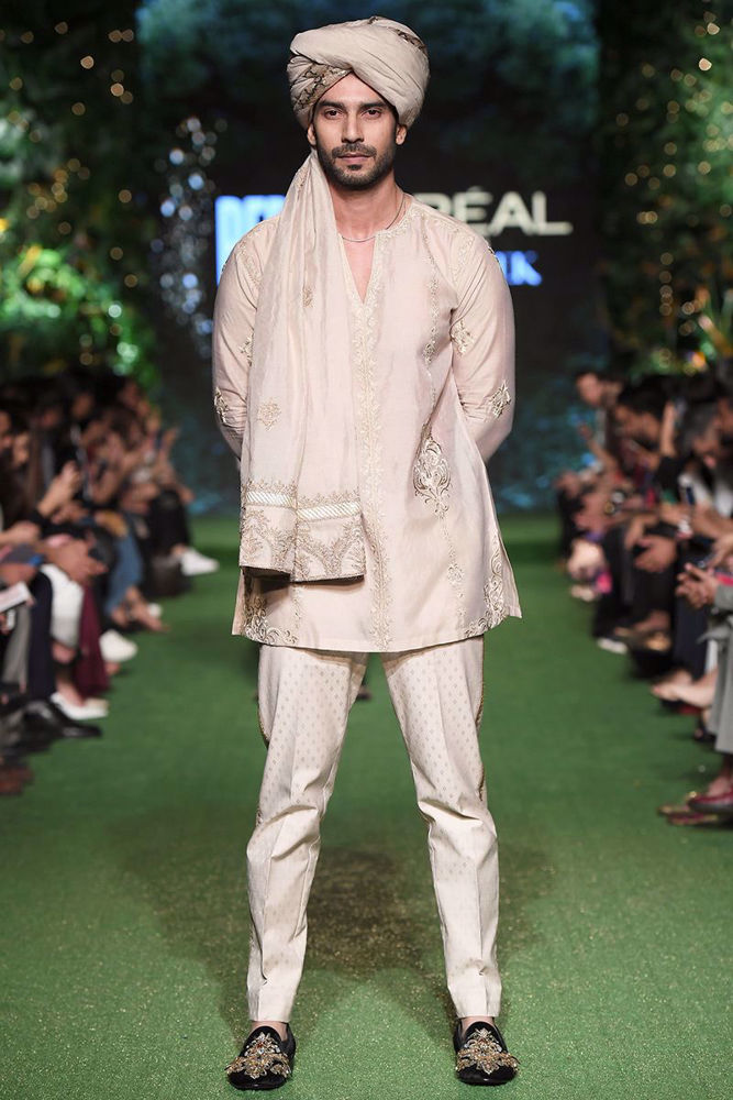 https://www.mohsinnaveedranjha.com/images/thumbs/0000839_rakht-e-shahi-a_1000.jpeg