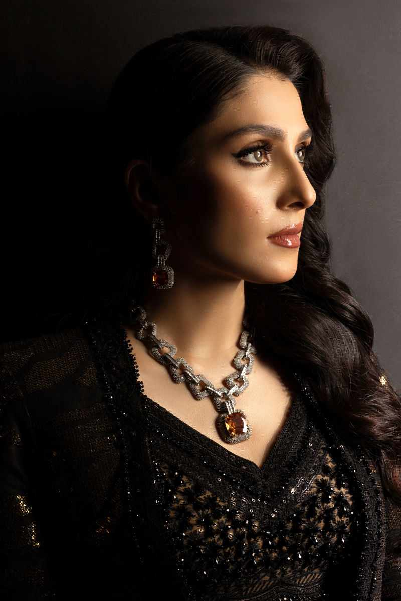 https://cdn.shopify.com/s/files/1/0752/6187/0325/files/0001832_ayeza-khan-in-hestia.jpg?v=1750838908