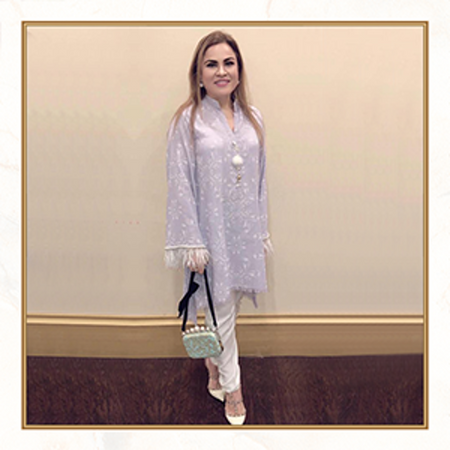 Ishrat Junaid look stylish and trendy in this stunning outfit