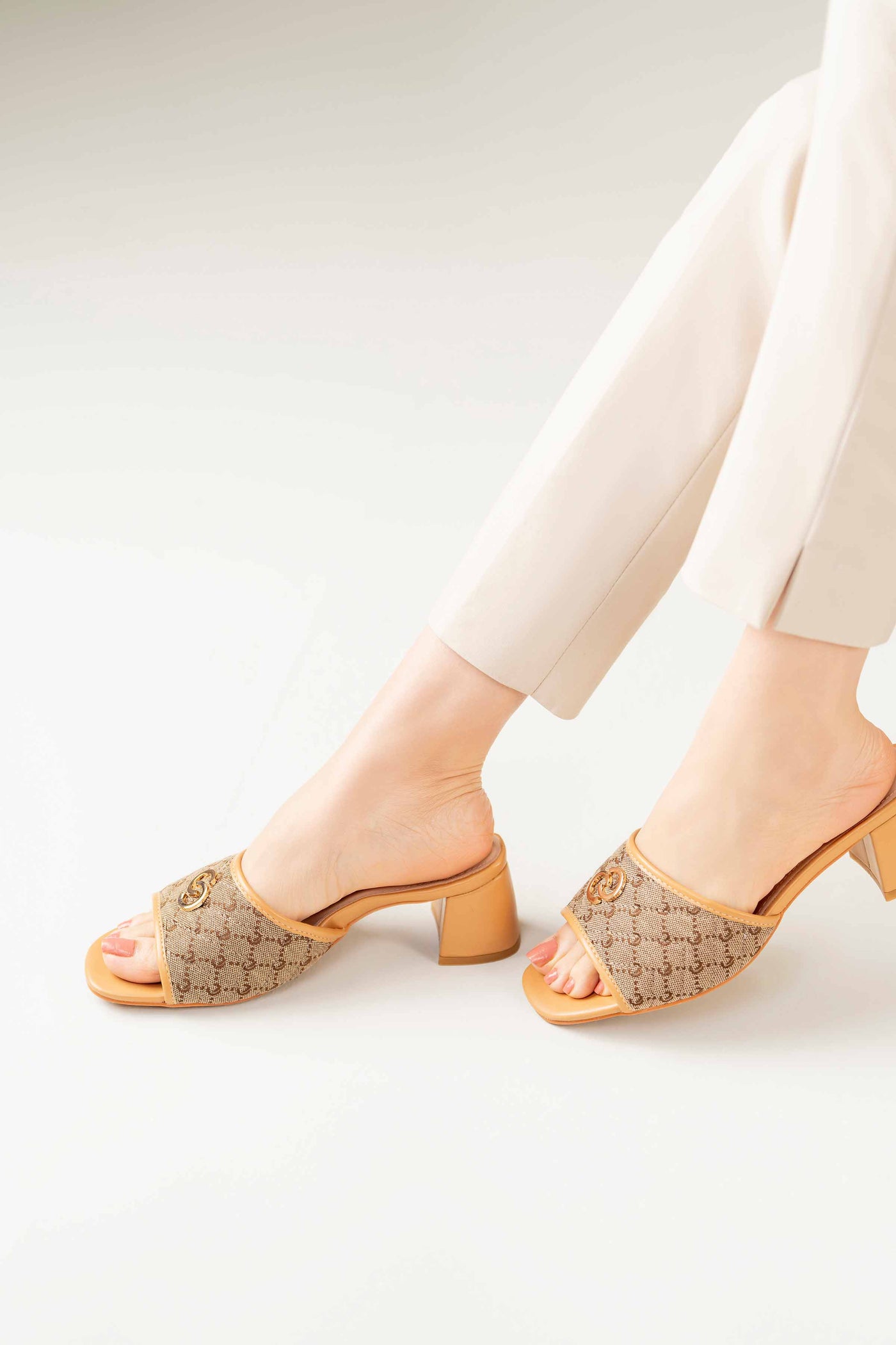 https://cdn.shopify.com/s/files/1/0534/2065/4791/files/000440673118-_2_482a025c-d1d1-48e2-aae5-e6fc2081e82c.jpg?v=1747385399