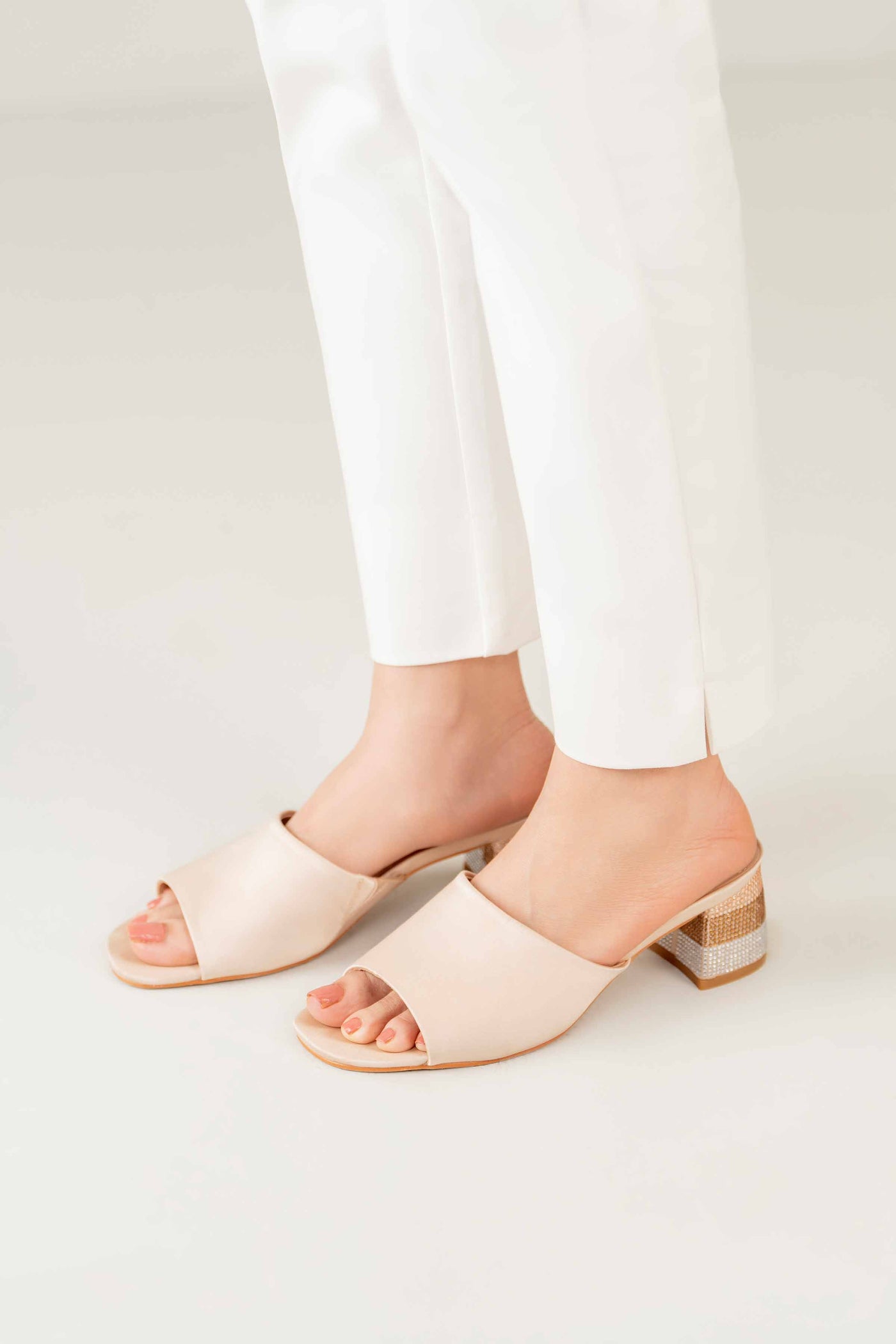 https://cdn.shopify.com/s/files/1/0534/2065/4791/files/000440763118-_2_efdb5b23-4d9c-4185-8919-7b26f78de07d.jpg?v=1747385377