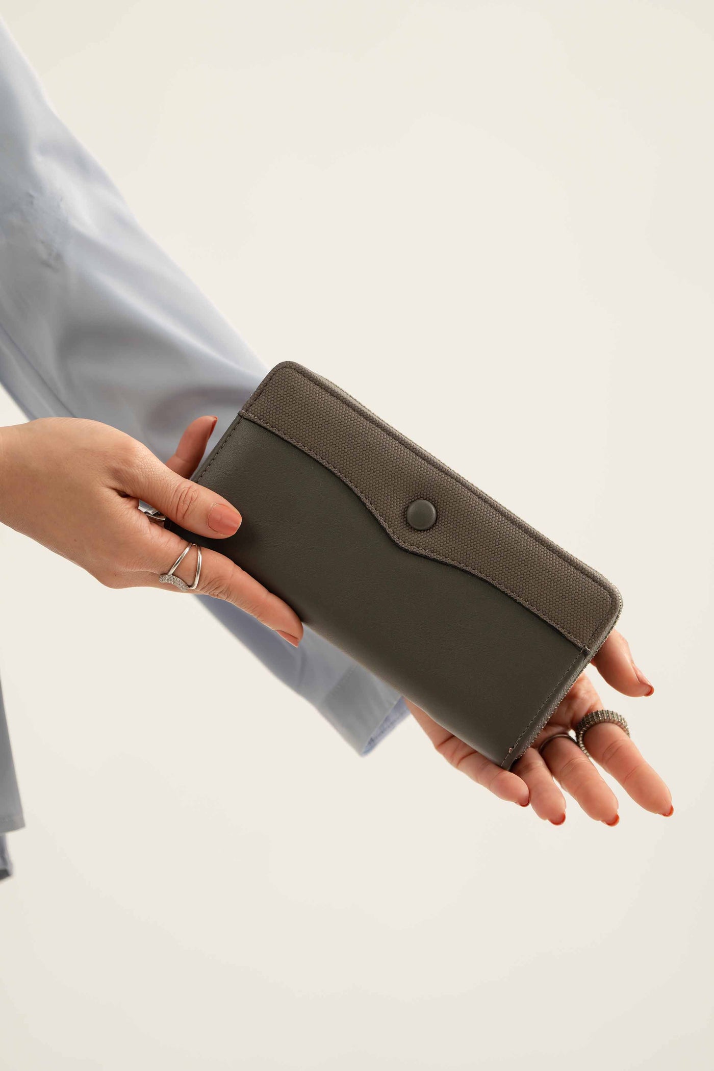 https://cdn.shopify.com/s/files/1/0534/2065/4791/files/000441322111-_4_3b70b8dc-97ab-4597-9ab5-26b95255dd8e.jpg?v=1747385448