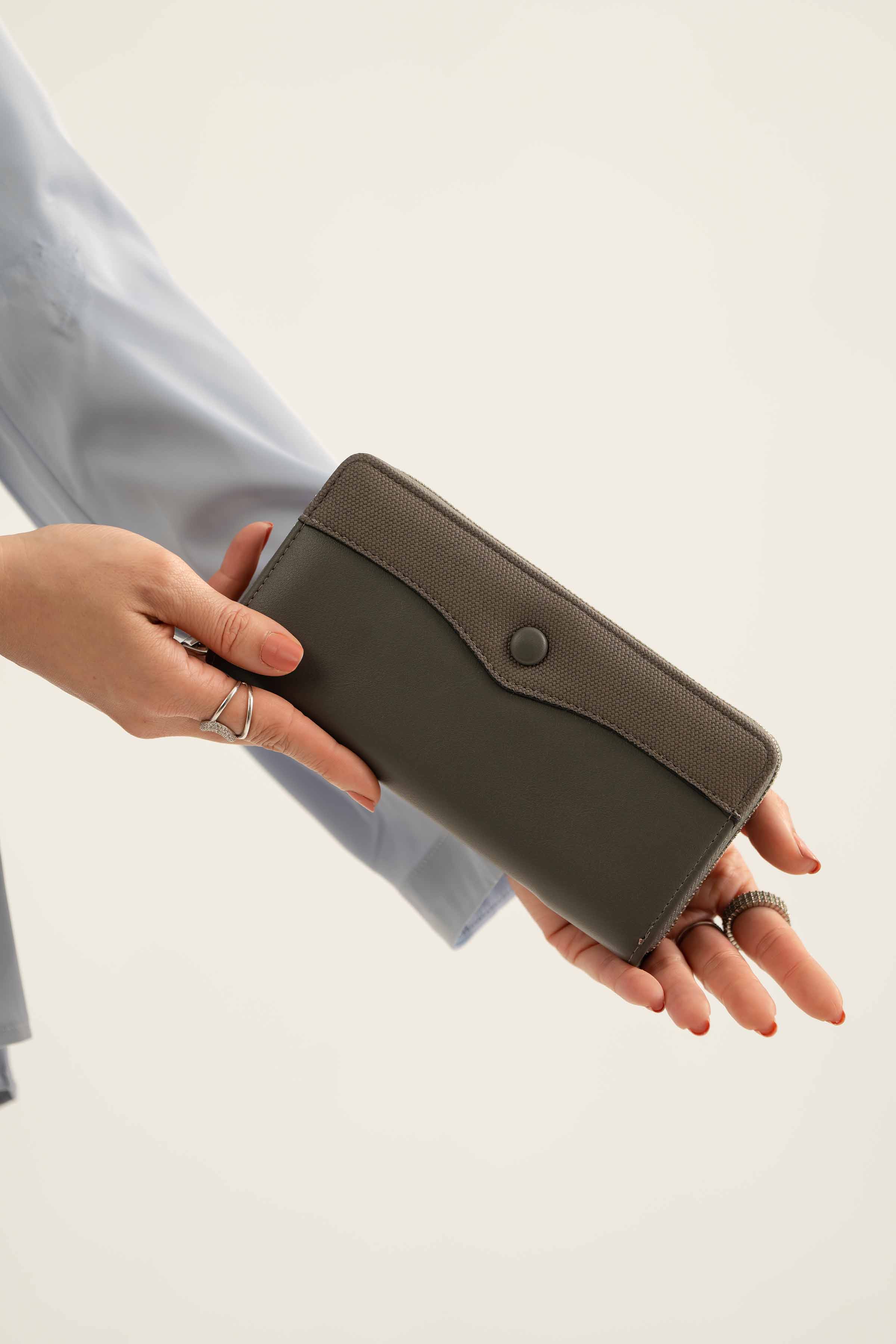 https://cdn.shopify.com/s/files/1/0534/2065/4791/files/000441322111-_4_3b70b8dc-97ab-4597-9ab5-26b95255dd8e.jpg?v=1747385448