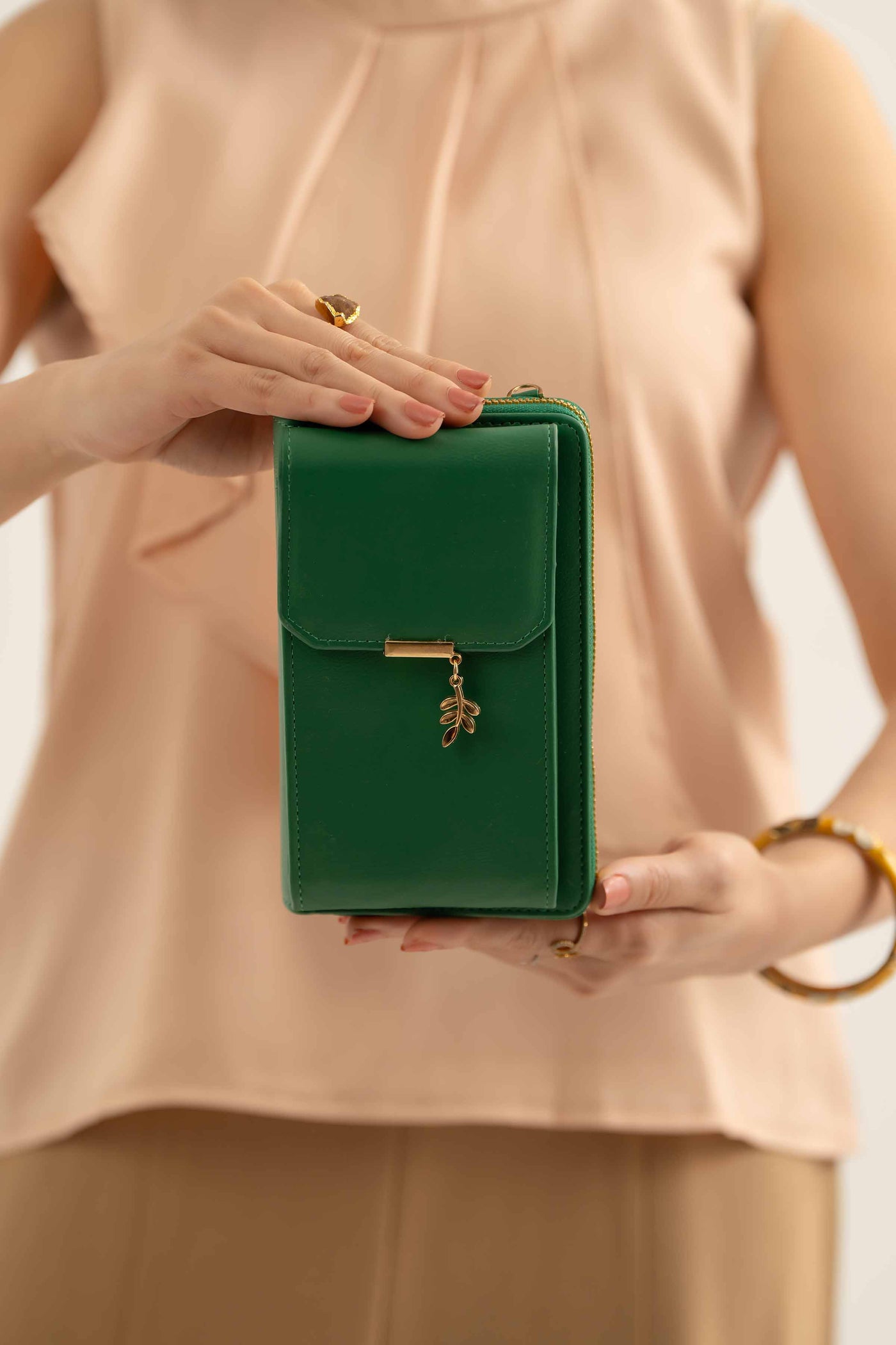 https://cdn.shopify.com/s/files/1/0534/2065/4791/files/000441352104-_2_74afba47-1b2e-43dc-87d8-ebfda80bb7ee.jpg?v=1747385546