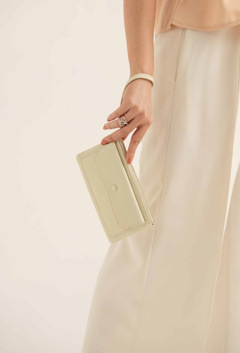 White Wallet-441392112