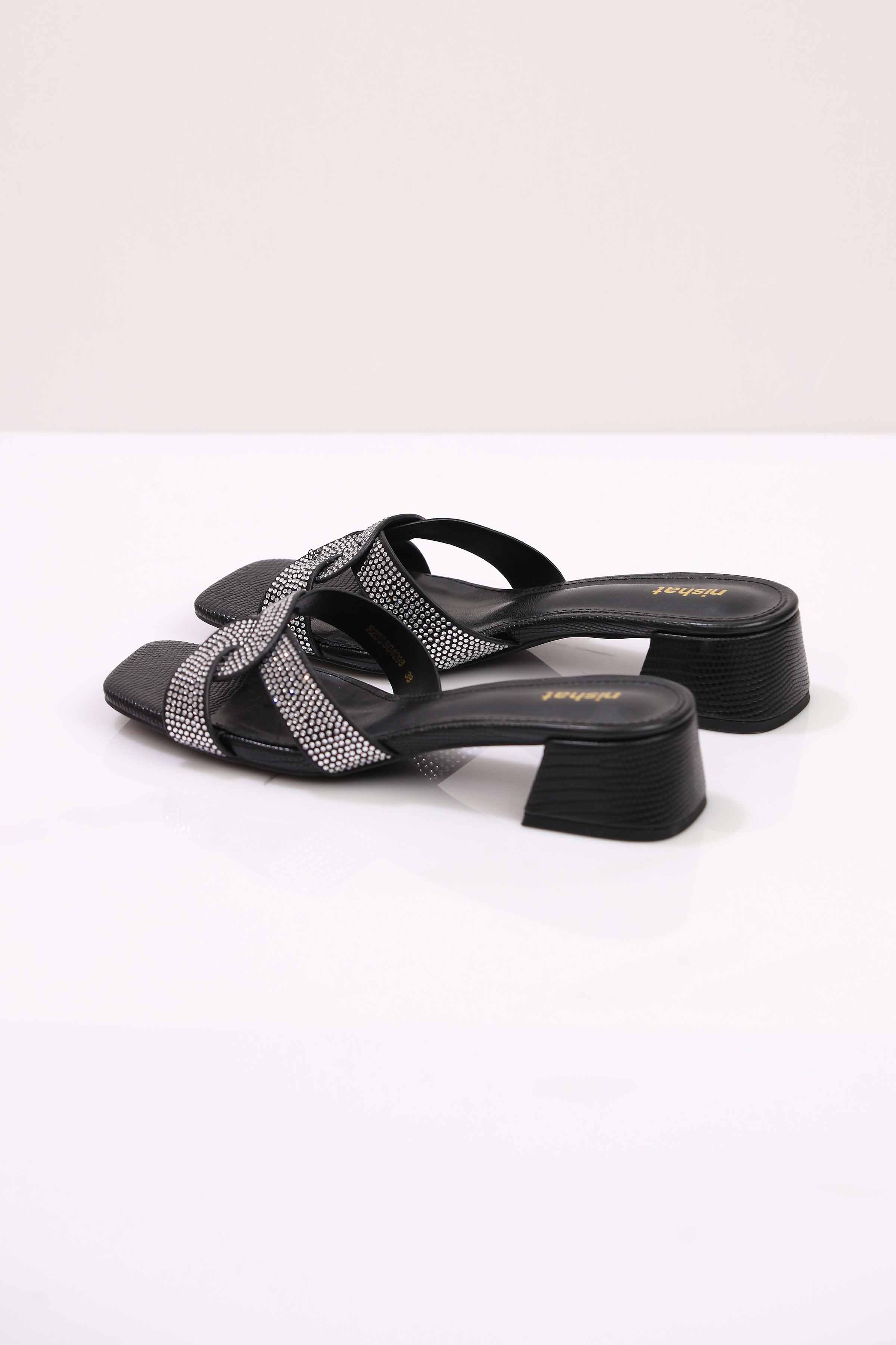 Black Wedge-443122903