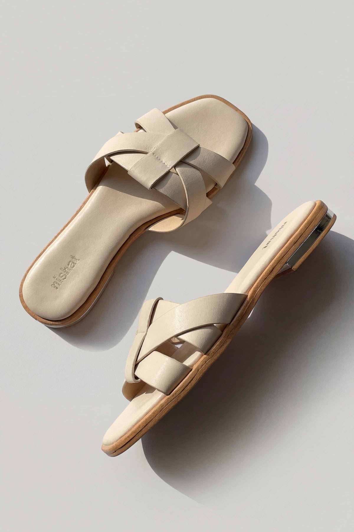 White Chappal-445202912