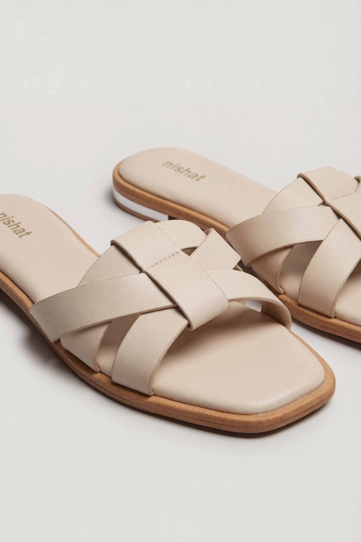 White Chappal-445202912