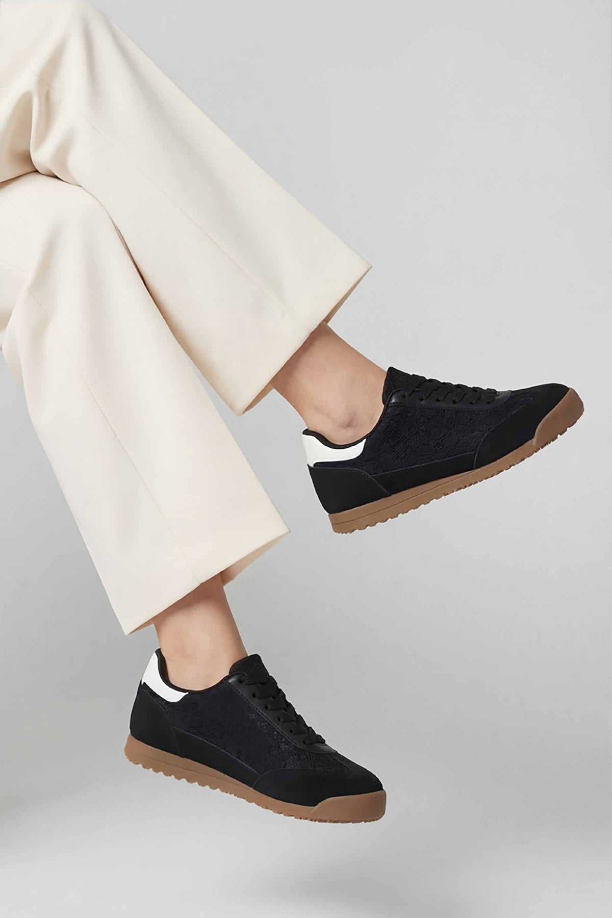Black Canvas-449242903