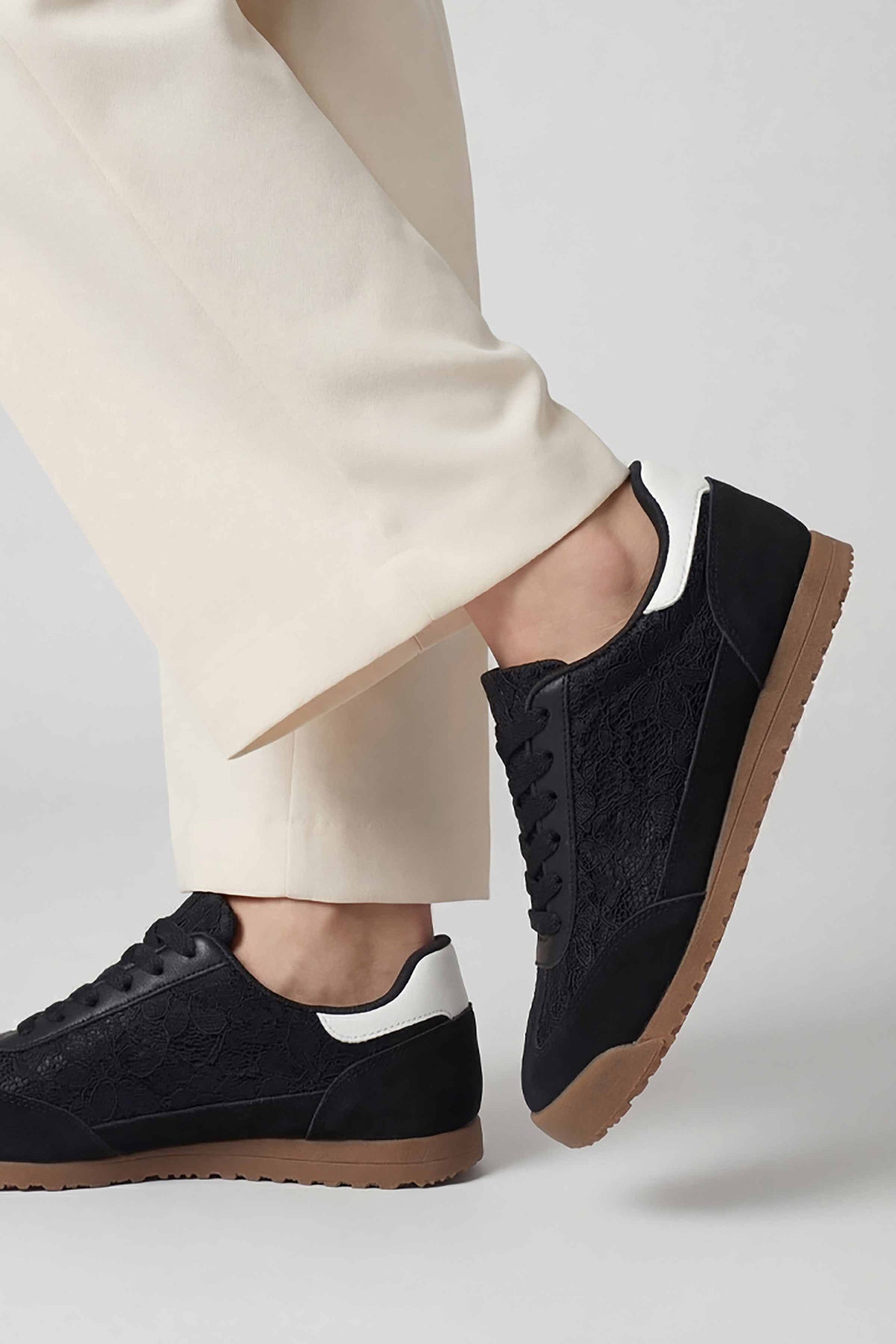 Black Canvas-449242903