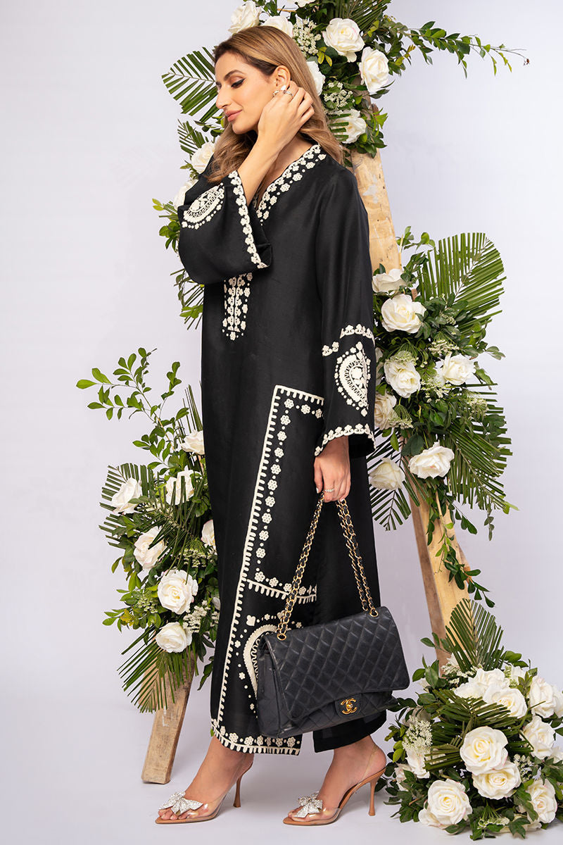 https://www.amnaarshad.pk/images/thumbs/0006134_vera-shirt-and-pants.jpeg