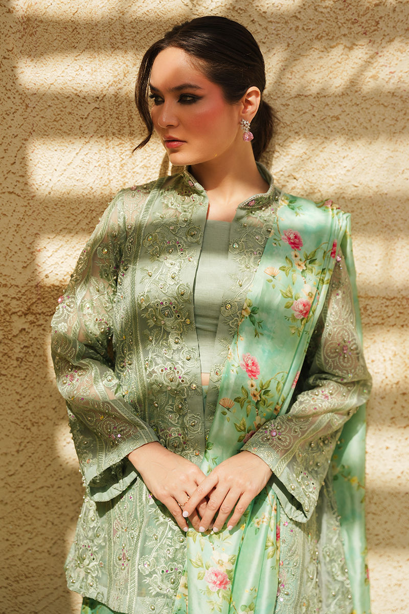 https://www.amnaarshad.pk/images/thumbs/0006702_samiya-jacket-blouse-and-drape.jpeg