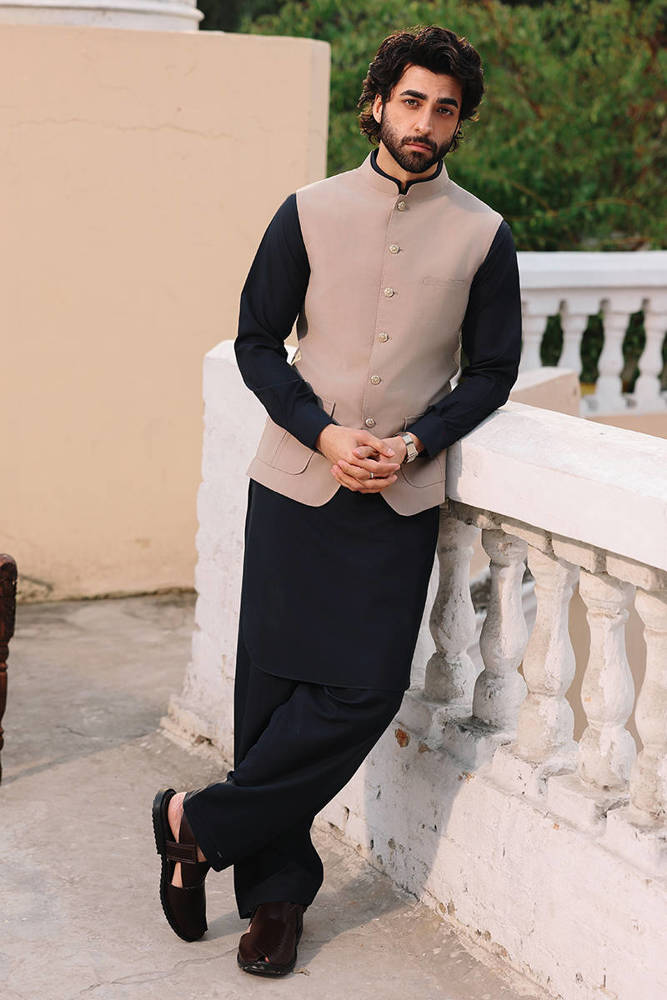 https://www.mohsinnaveedranjha.com/images/thumbs/0013005_hakim-waistcoat_1000.jpeg
