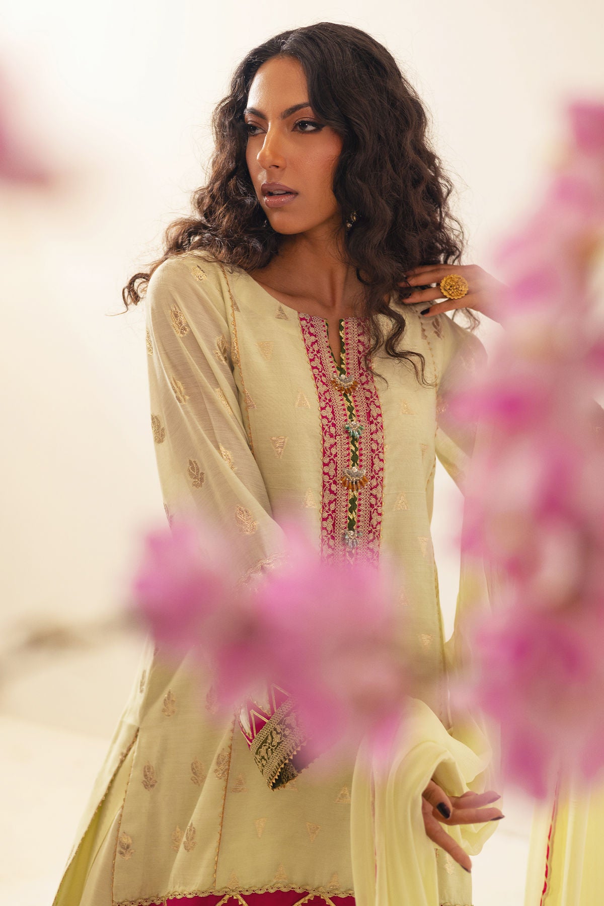 https://www.annusabrar.net/images/thumbs/0013880_eylin-shirt-pants-and-dupatta.jpeg