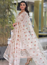 https://www.farahtalibaziz.com.pk/images/thumbs/0023814_sadia-khan-in-ivory-rayna-kalidaar.jpeg