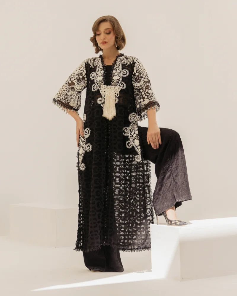 Nyra (Black)